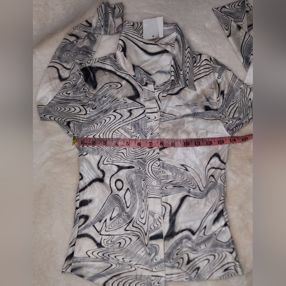 Elegant Swirl Pattern Button Down Shirt - Picture 6 of 7